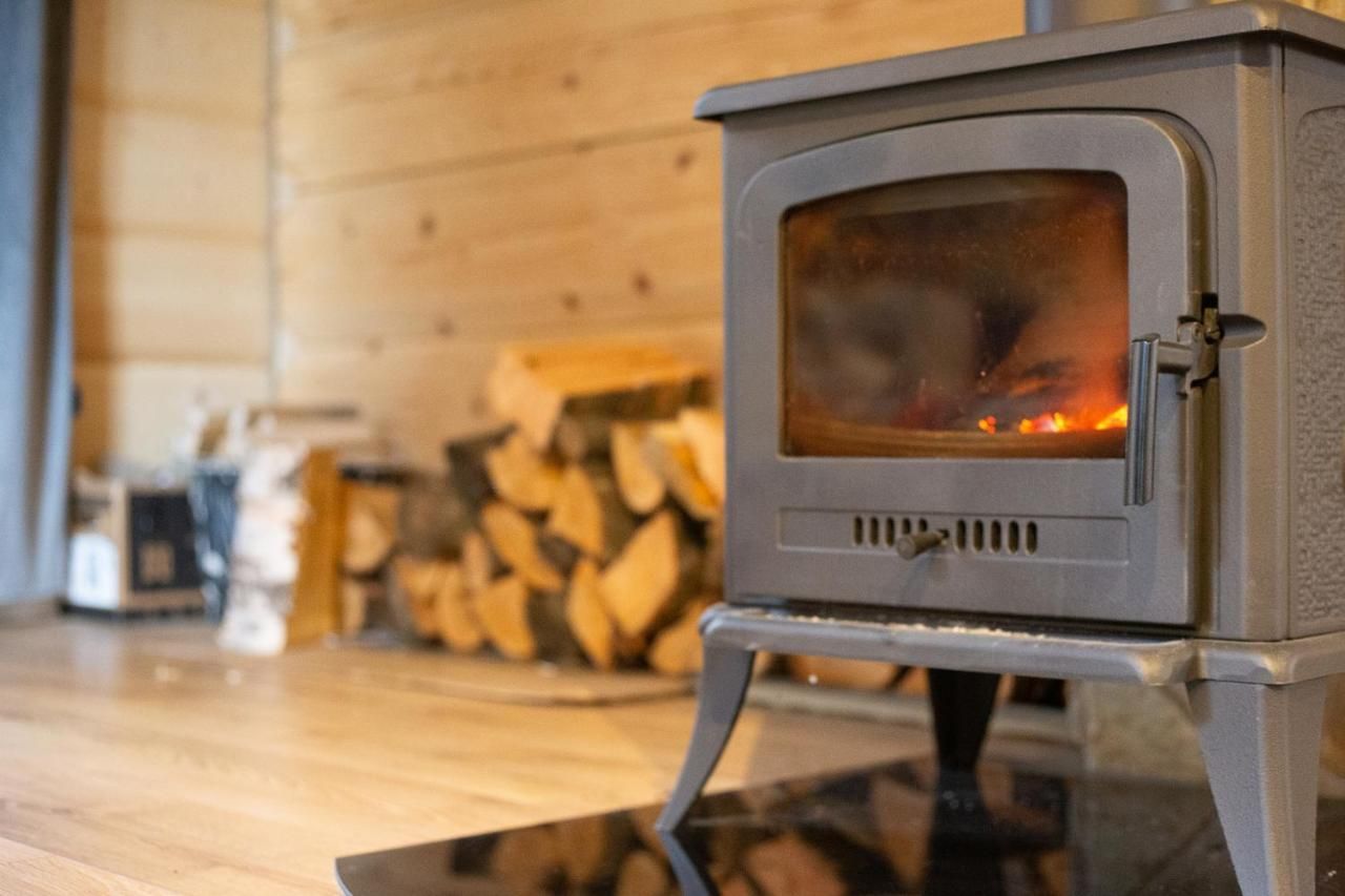 Ciepły blask ognia w piecu we wnętrzu domu